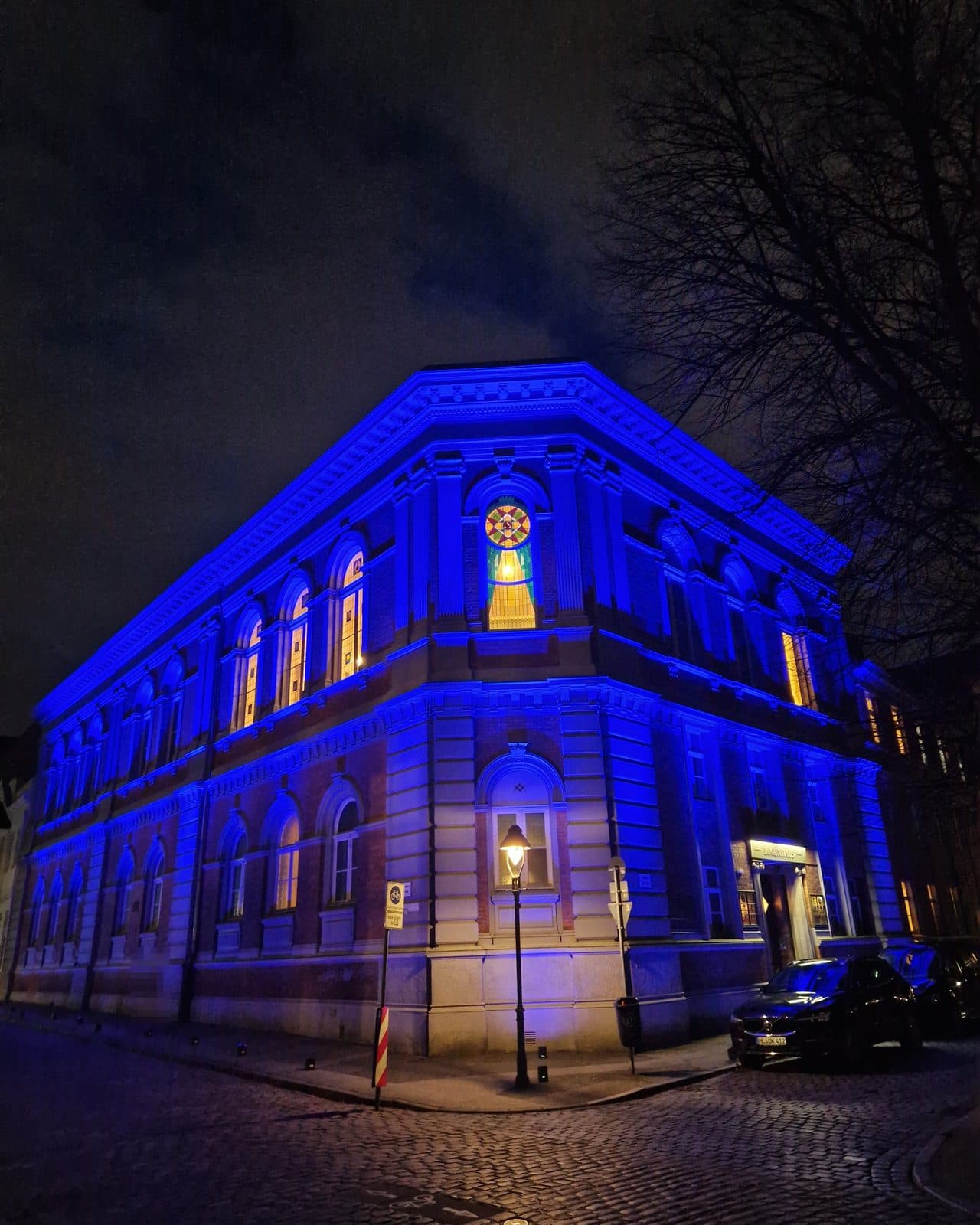 Das Logenhaus in der St.-Annen-Straße, blau illuminiert zur Blue Night