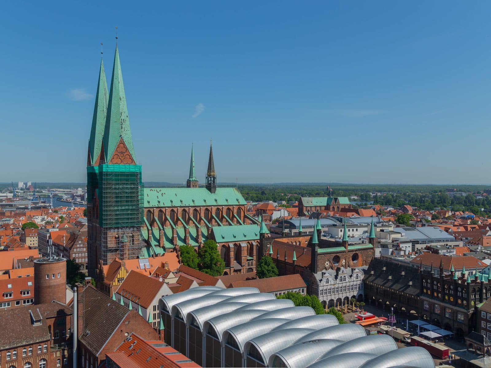 Panorama der Lübecker Altstadt mit den Türmen der Marienkirche