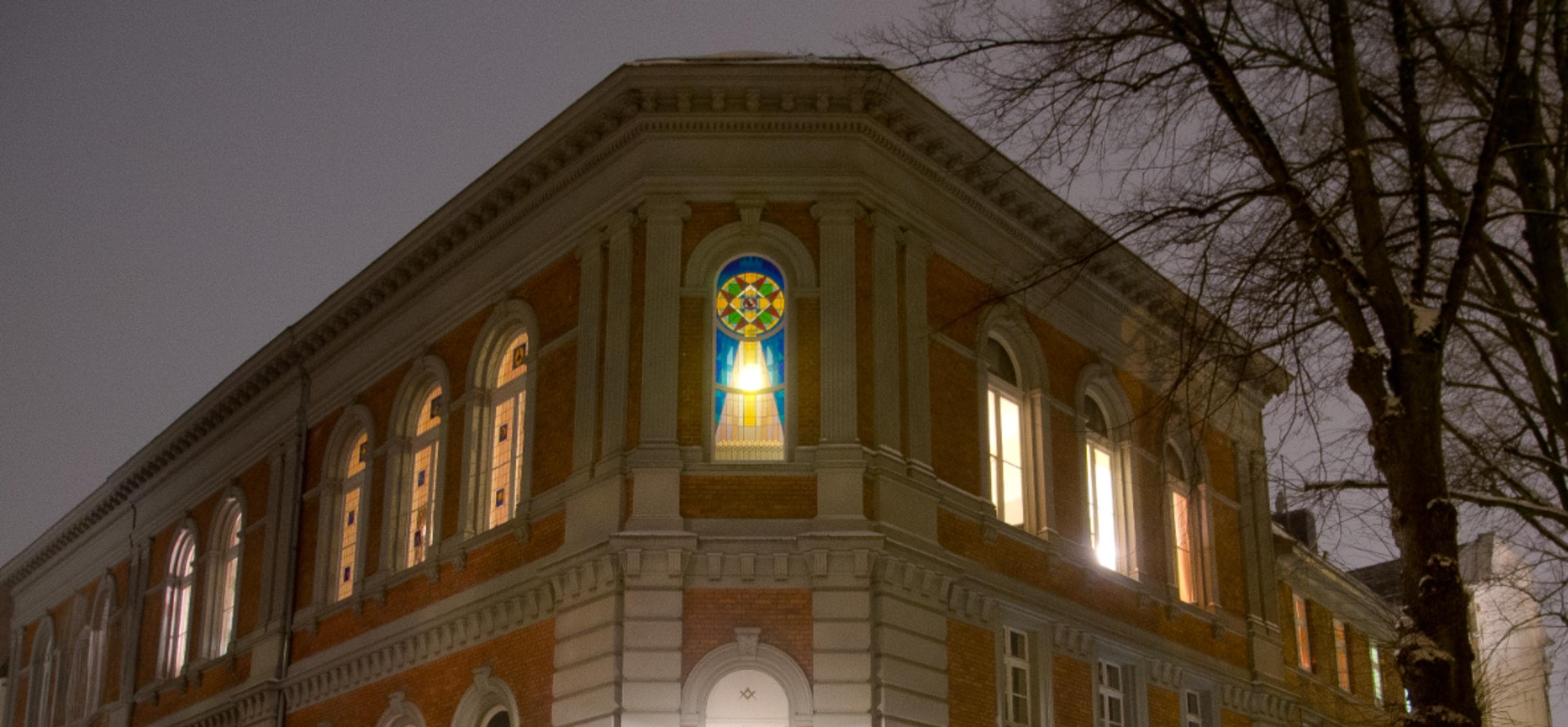 Logenhaus der Johannisloge zum Füllhorn am Abend
